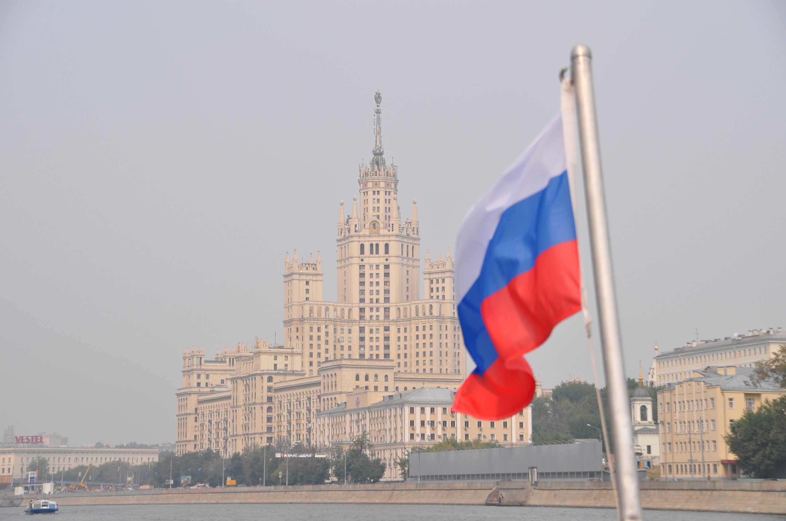 "File:Russland-Flagge-Moskau.jpg" by Schlurcher is licensed under CC BY 3.0.