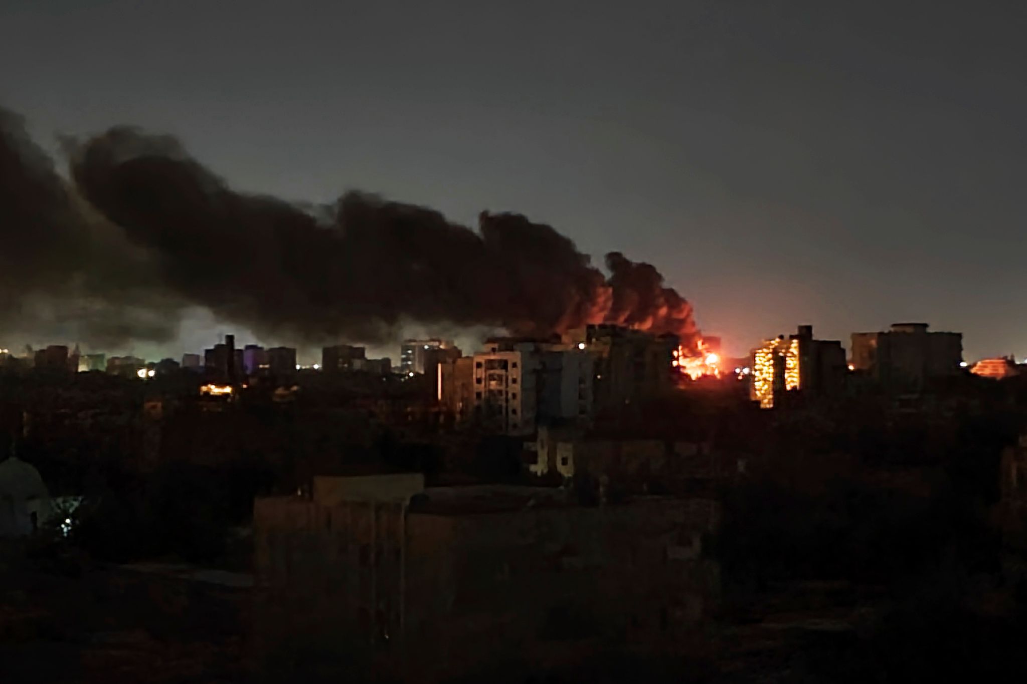 Rauch steigt nach einem Angriff über Khartum auf. Foto: Abdullah Moneim/Abdullah Moneim/AP/dpa