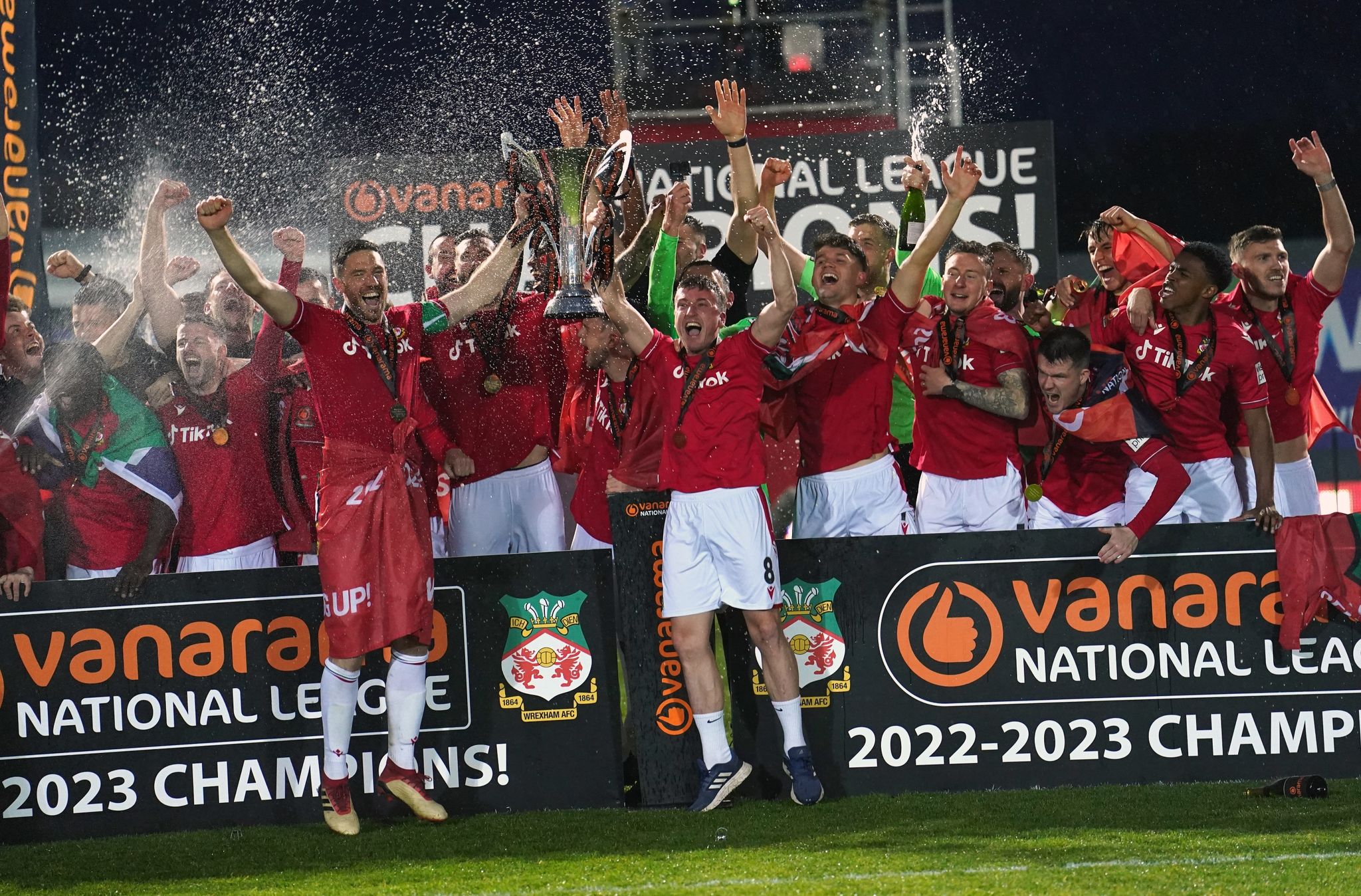Die Spieler von AFC Wrexham feiern den Aufstieg in die League Two. Foto: Martin Rickett/PA Wire/dpa
