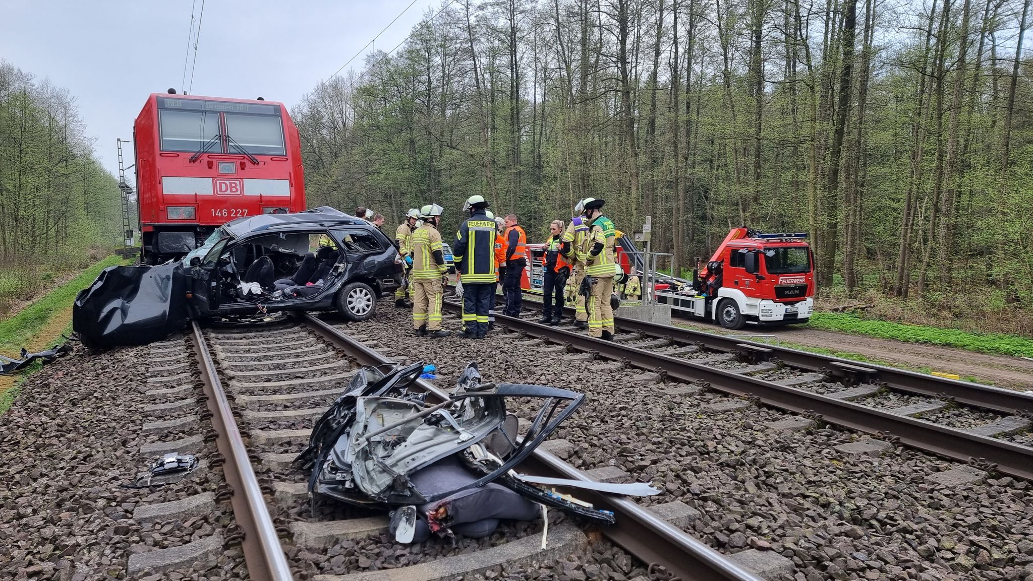 Ein Autowrack auf den Gleisen. Beim Zusammenstoß eines Zuges mit einem Auto an einem Bahnübergang nahe Hannover sind drei Menschen ums Leben gekommen. Foto: ---/TNN/dpa