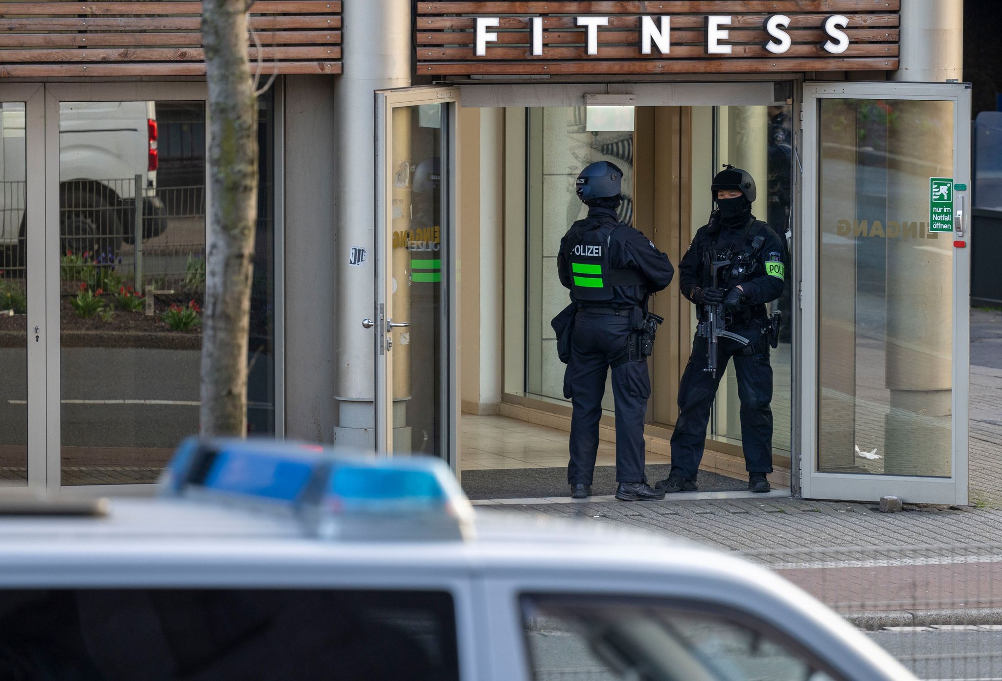 Polizisten im Einsatz: Bei einer Attacke in einem Duisburger Fitnessstudio sind am Dienstagabend mehrere Personen schwer verletzt worden. Foto: Christoph Reichwein/dpa