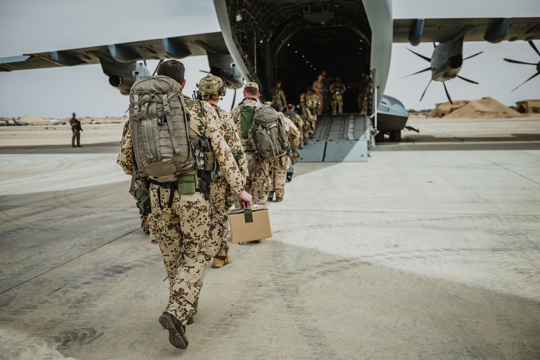 Auf der Luftwaffenbasis Al-Asrak in Jordanien steigen Soldaten der Bundeswehr in eine Bundeswehrmaschine, um in den Sudan zu fliegen. Foto: Neumann/Bundeswehr/dpa