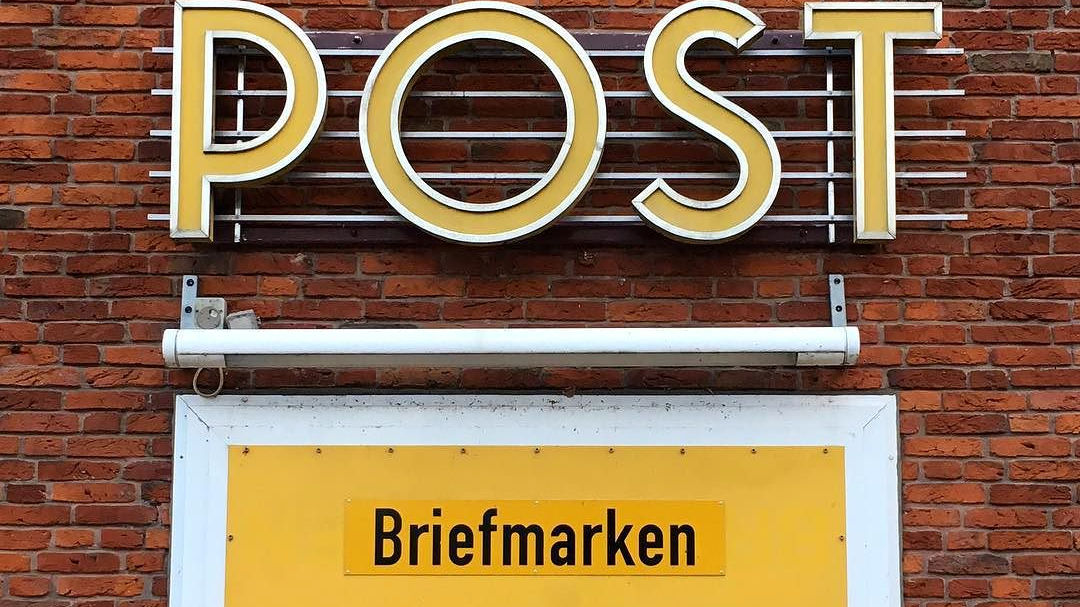 Archivbild: "#post #deutschepost #retro #briefmarken #bricks #muenster #westfalen" by jonworth-eu is licensed under CC BY 2.0.