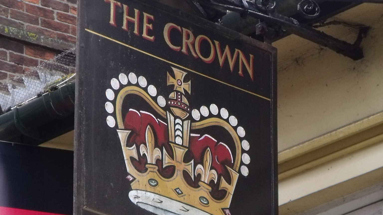 "The Crown - High Street, Shaftesbury - pub sign" by ell brown is licensed under CC BY 2.0. (cropped)