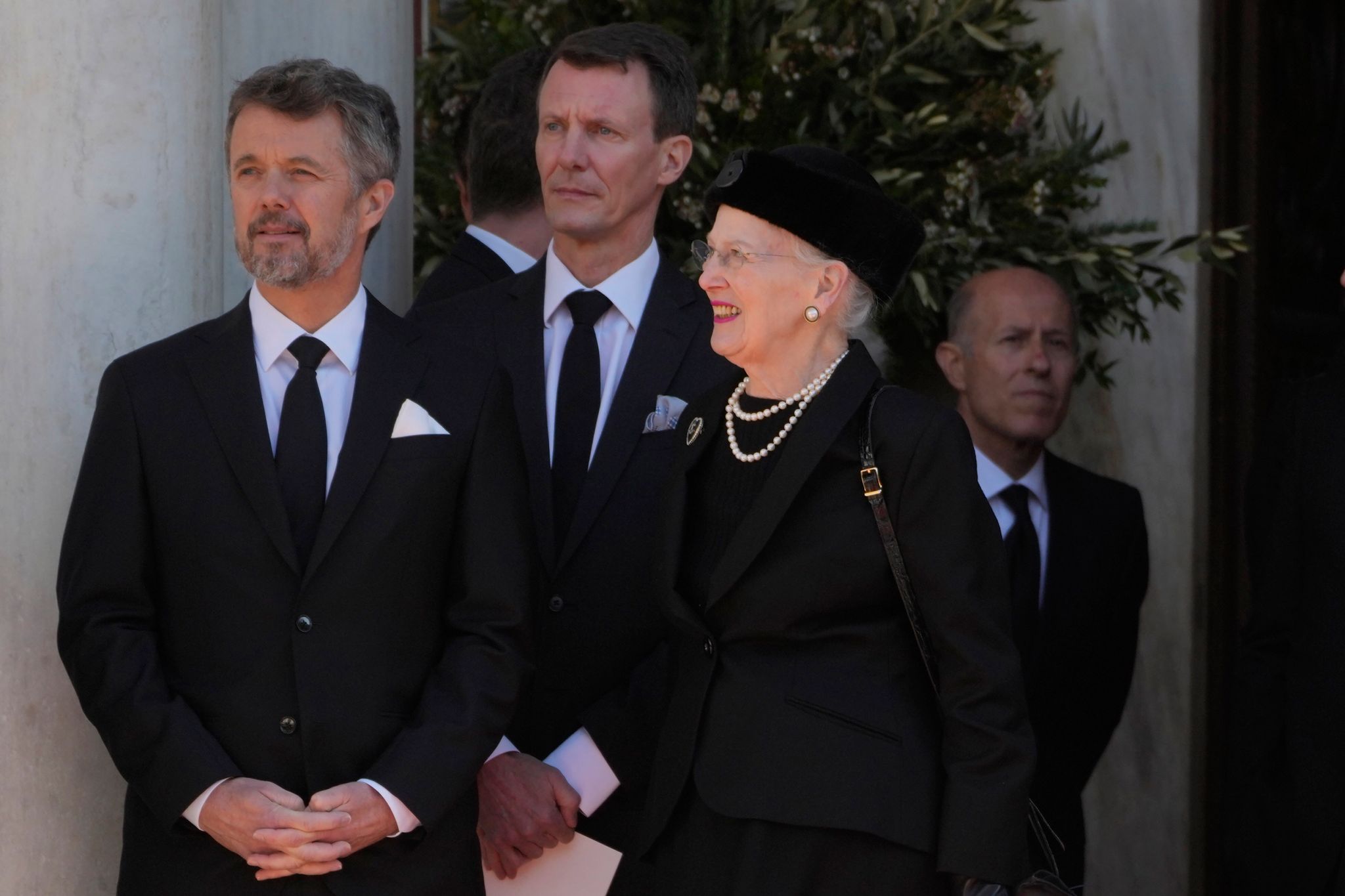 Kronprinz Frederik (l) soll den Thron von Königin Margrethe II. erben. Foto: Petros Giannakouris/AP/dpa
