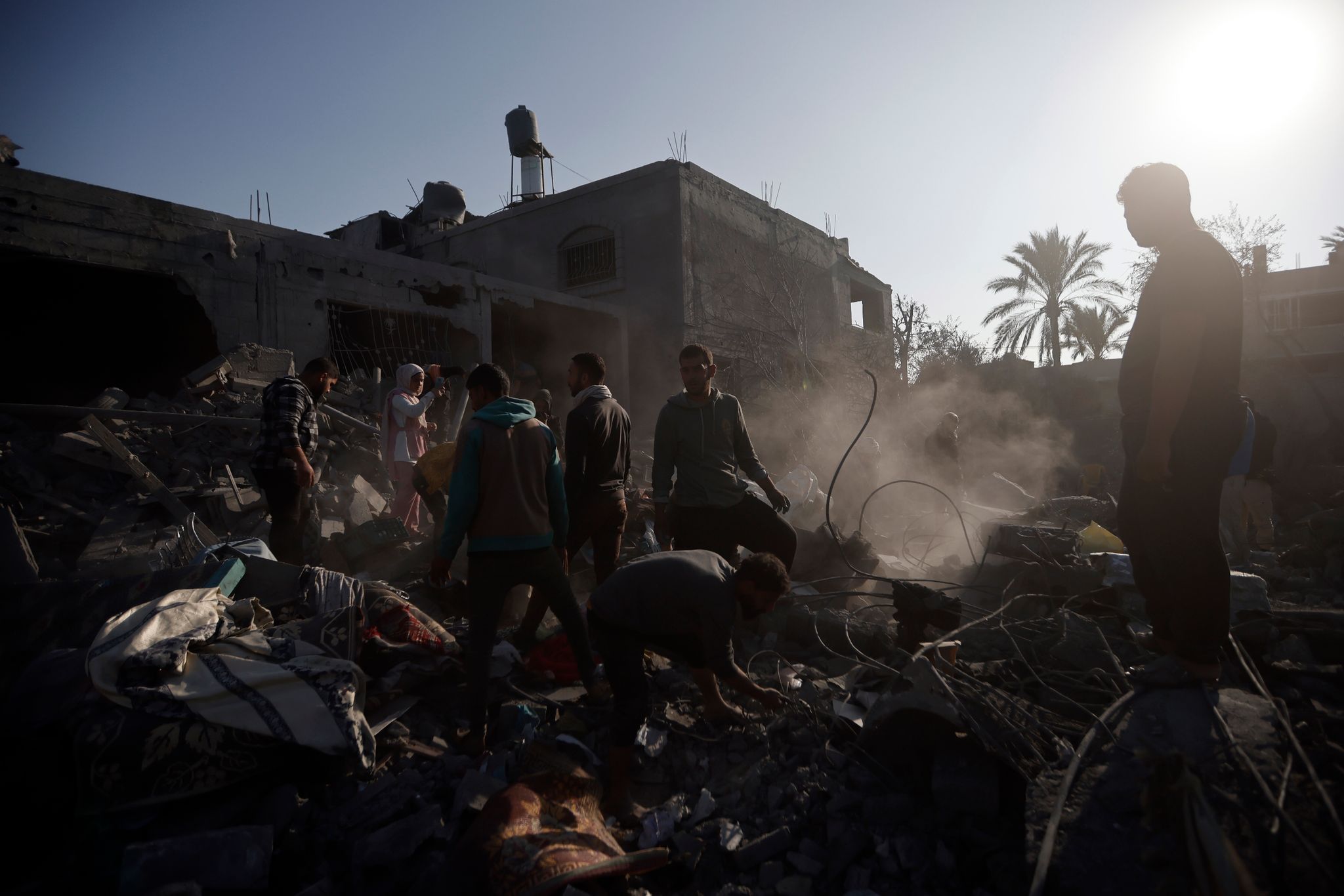 Palästinenser inspizieren die Schäden an einem zerstörten Haus nach israelischen Luftangriffen. Foto: Mohammed Dahman/AP/dpa