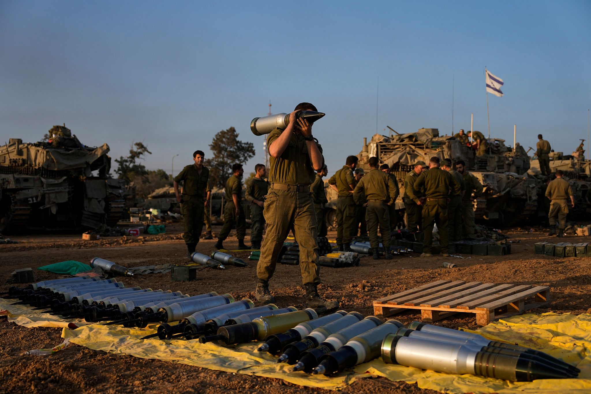 Israelische Soldaten laden nahe der Grenze zum Gazastreifen Granaten auf einen Panzer. Foto: Ohad Zwigenberg/AP/dpa