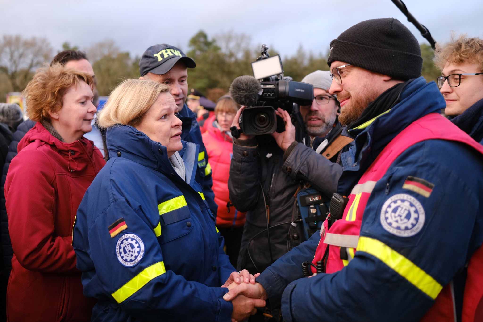 Bundesinnenministerin Nancy Faeser trifft Einsatzkräfte des Technischen Hilfswerks (THW) und der Bundespolizei. Foto: Markus Hibbeler/dpa
