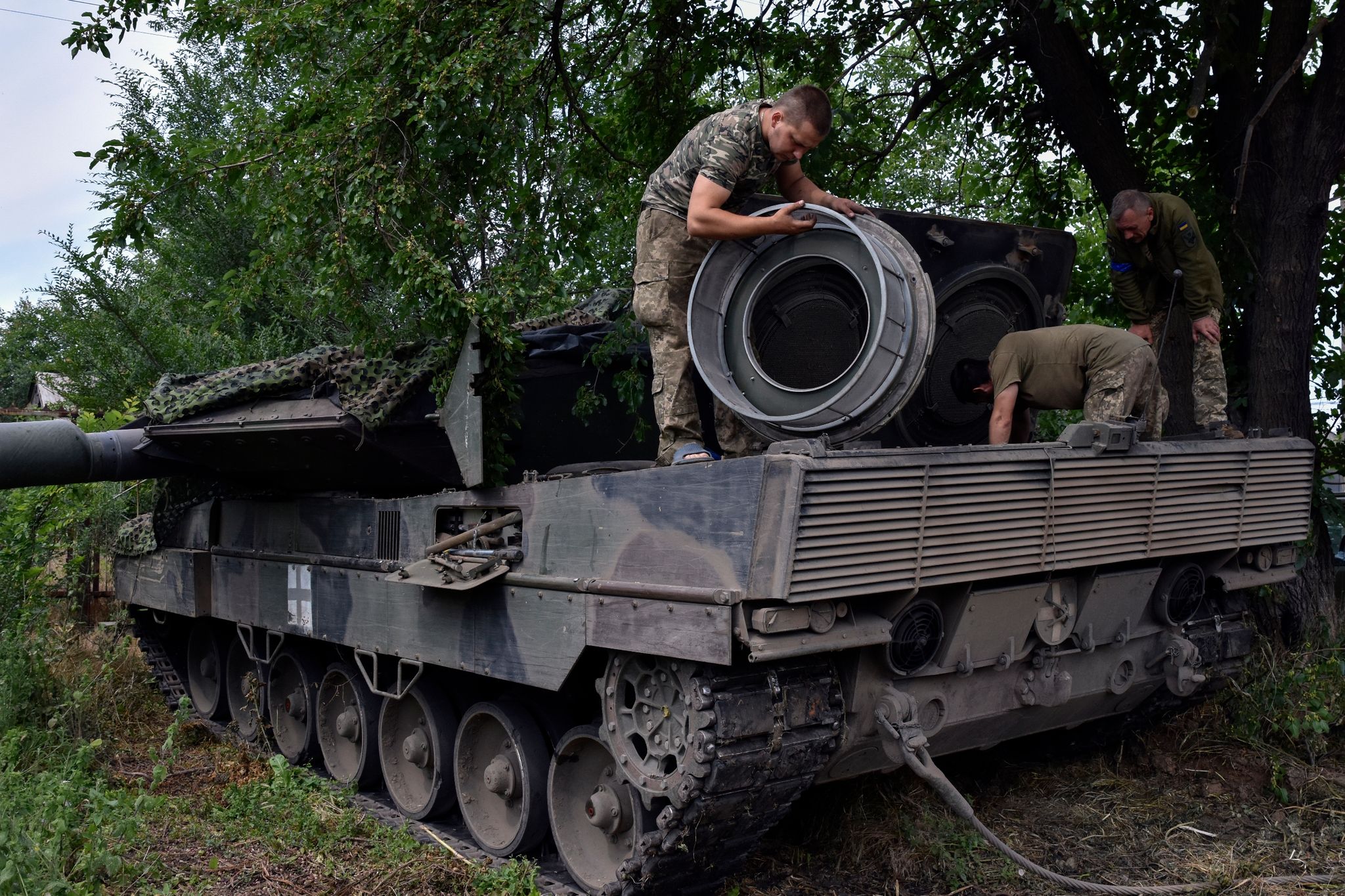 Ukrainische Soldaten reparieren einen Panzer vom Typ «Leopard 2». Foto: Andriy Andriyenko/AP/dpa