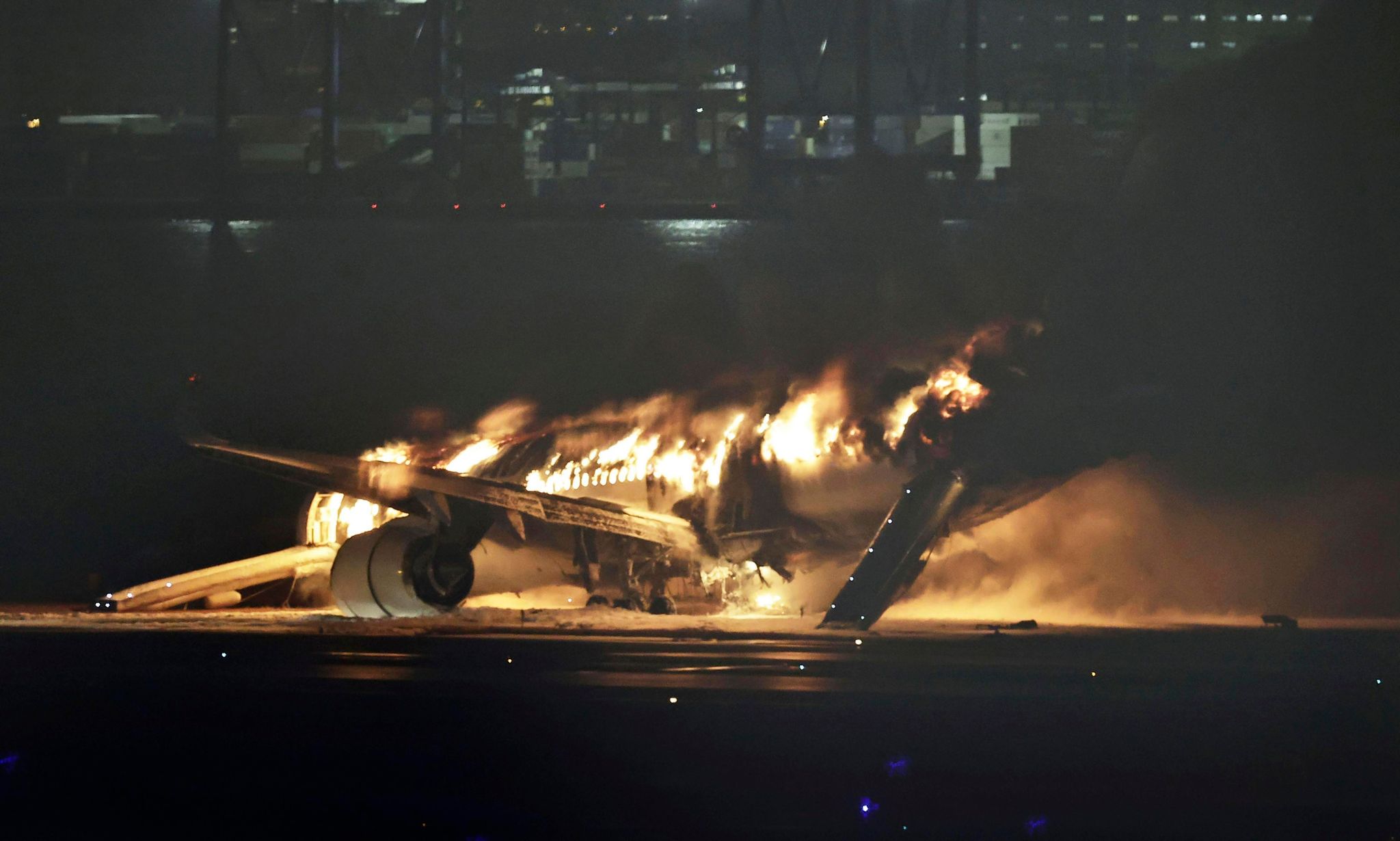 Ein Flugzeug der Japan Airlines brennt auf der Landebahn des Tokioter Flughafens Haneda. Foto: Uncredited/Kyodo News/AP/dpa