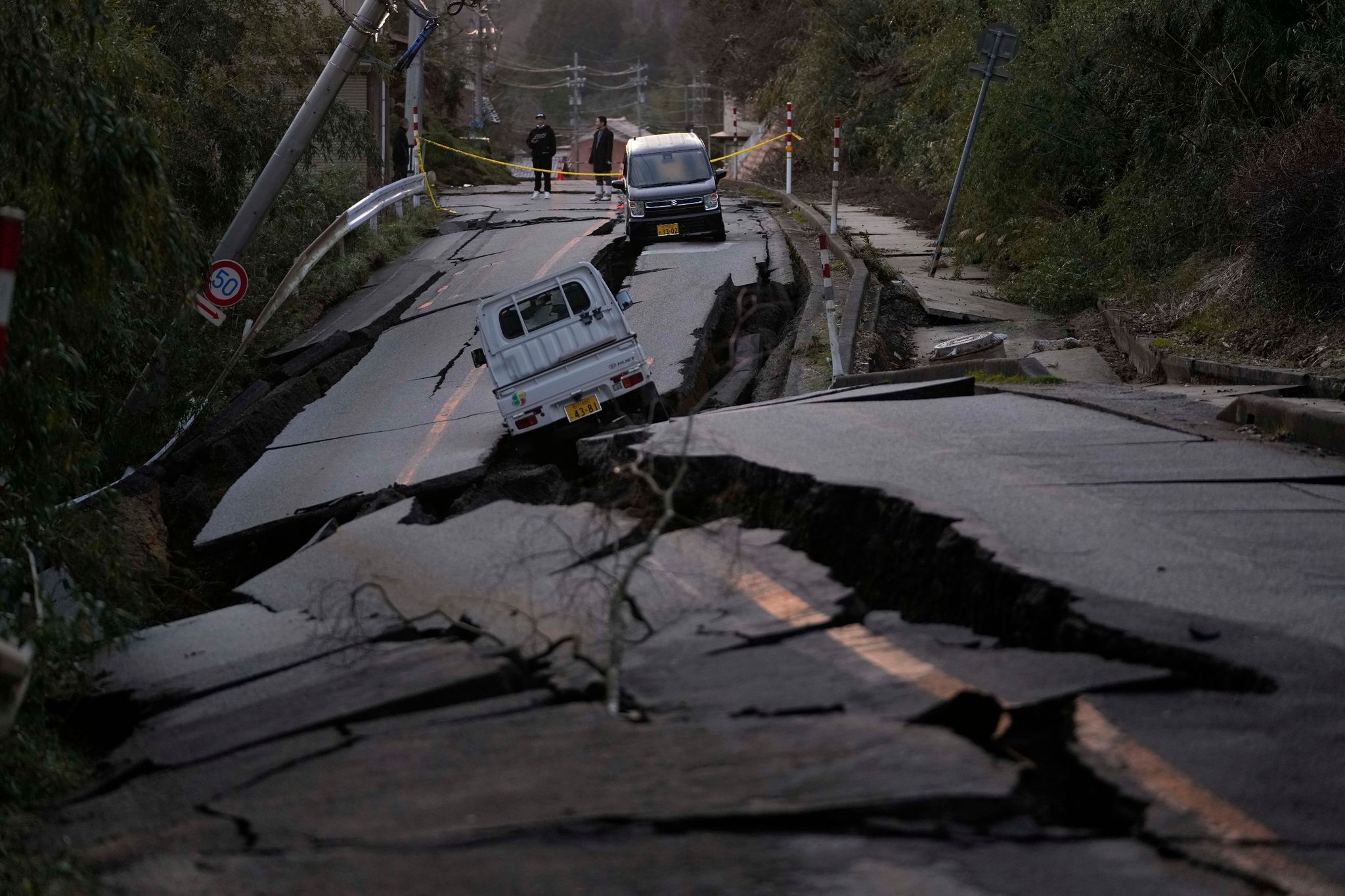Eine vom Erdbeben zerstörte Straße in Noto Stadt in Japan. Foto: Hiro Komae/AP/dpa