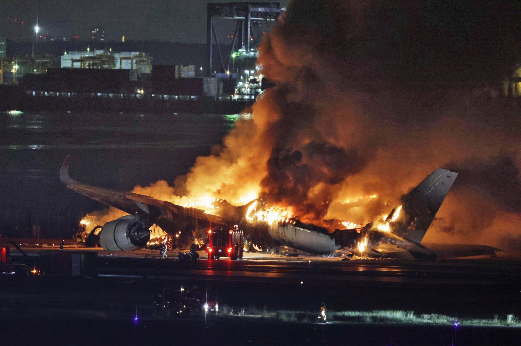 Ein Passagierflugzeug ist bei der Landung auf dem Tokioter Flughafen Haneda in Brand geraten. Foto: Uncredited/Kyodo News/AP/dpa