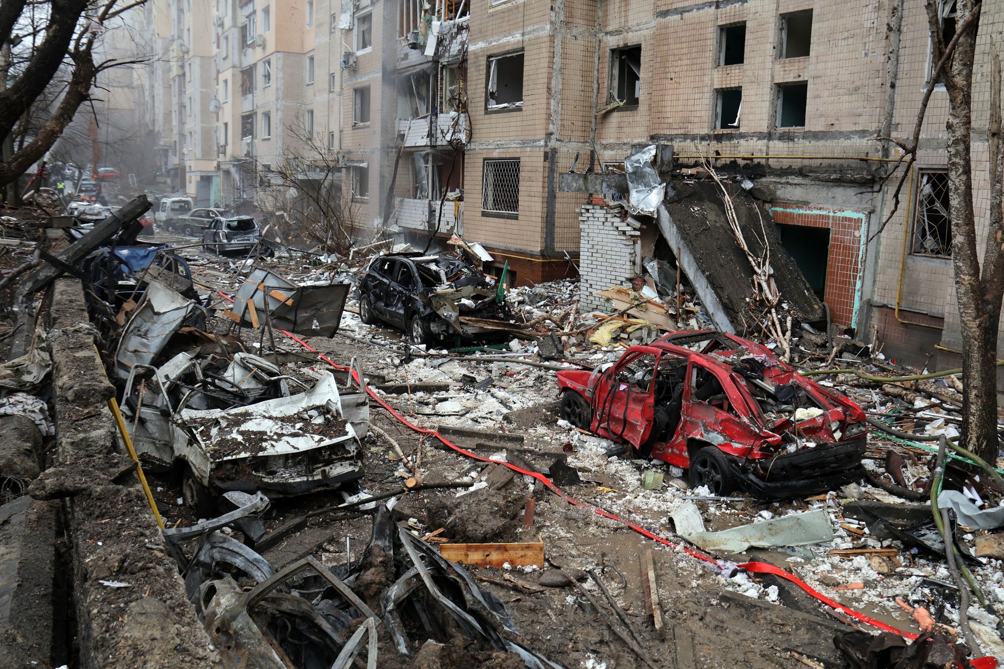 Autowracks, Trümmerteile und zerstörte Wohngebäude - das Resultat eines russischen Raketenangriffs auf die ukrainische Hauptstadt Kiew. Foto: -/Ukrinform/dpa