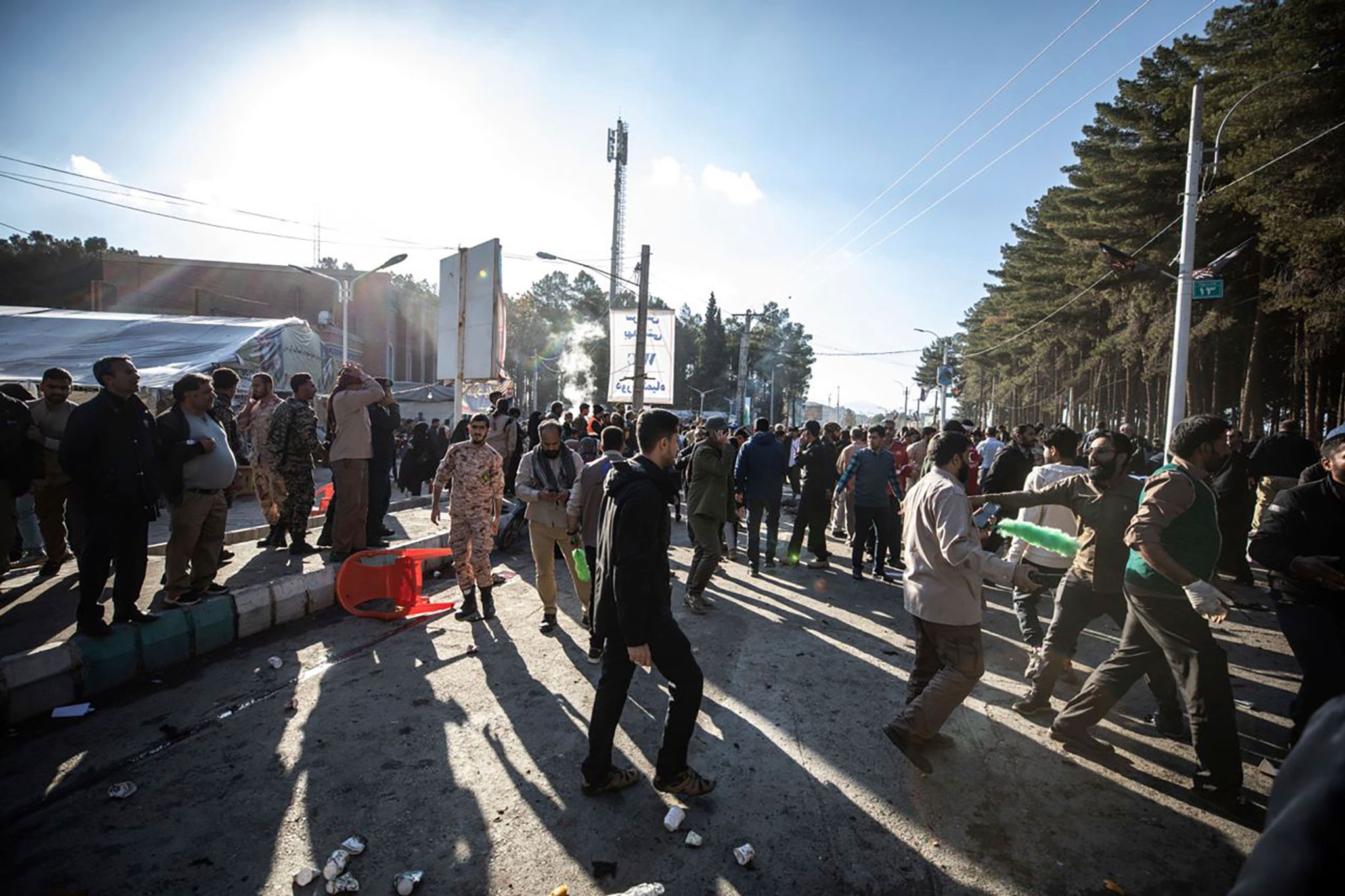 In der iranischen Stadt Kerman wurden iranischen Staatsmedien zufolge mehr als hundert Menschen durch Explosionen getötet. Sie pilgerten anlässlich des Todestags des Generals Ghassem Soleimani zu dessen Grab. Foto: Mahdi Karbakhsh Ravari/Mehr News Agency/AP/dpa