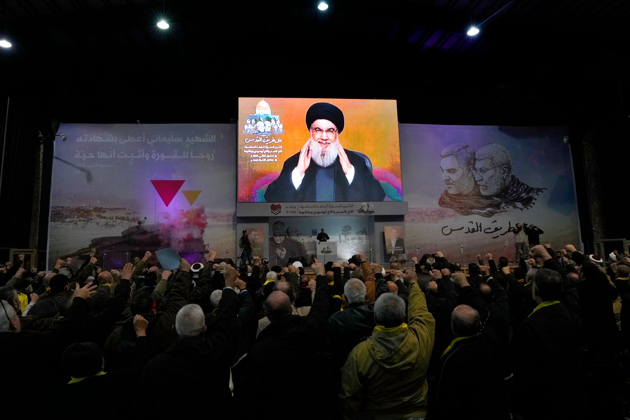 Hisbollah-Führer Sayyed Hassan Nasrallah grüßt seine Anhänger während einer Videoübertragung im Rahmen einer Zeremonie zum vierten Jahrestag der Ermordung des iranischen Quds-Truppengenerals Soleimani. Foto: Hassan Ammar/AP/dpa