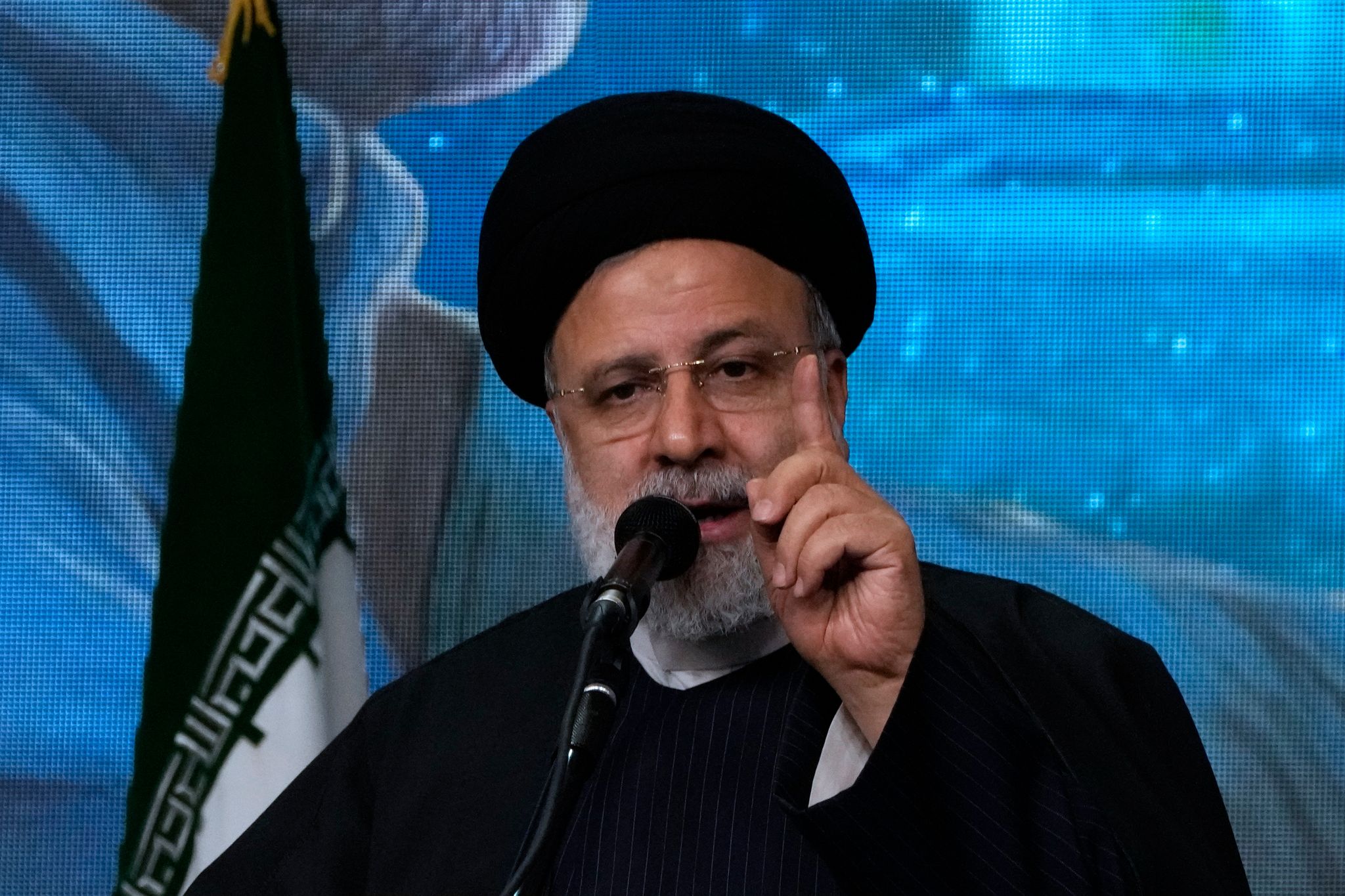 Der iranische Präsident Ebrahim Raisi hat eine entschiedene Reaktion angekündigt. Die Staatsführung verurteilte die Attacke aufs Schärfste, vermied aber Schuldzuweisungen. Foto: Vahid Salemi/AP/dpa