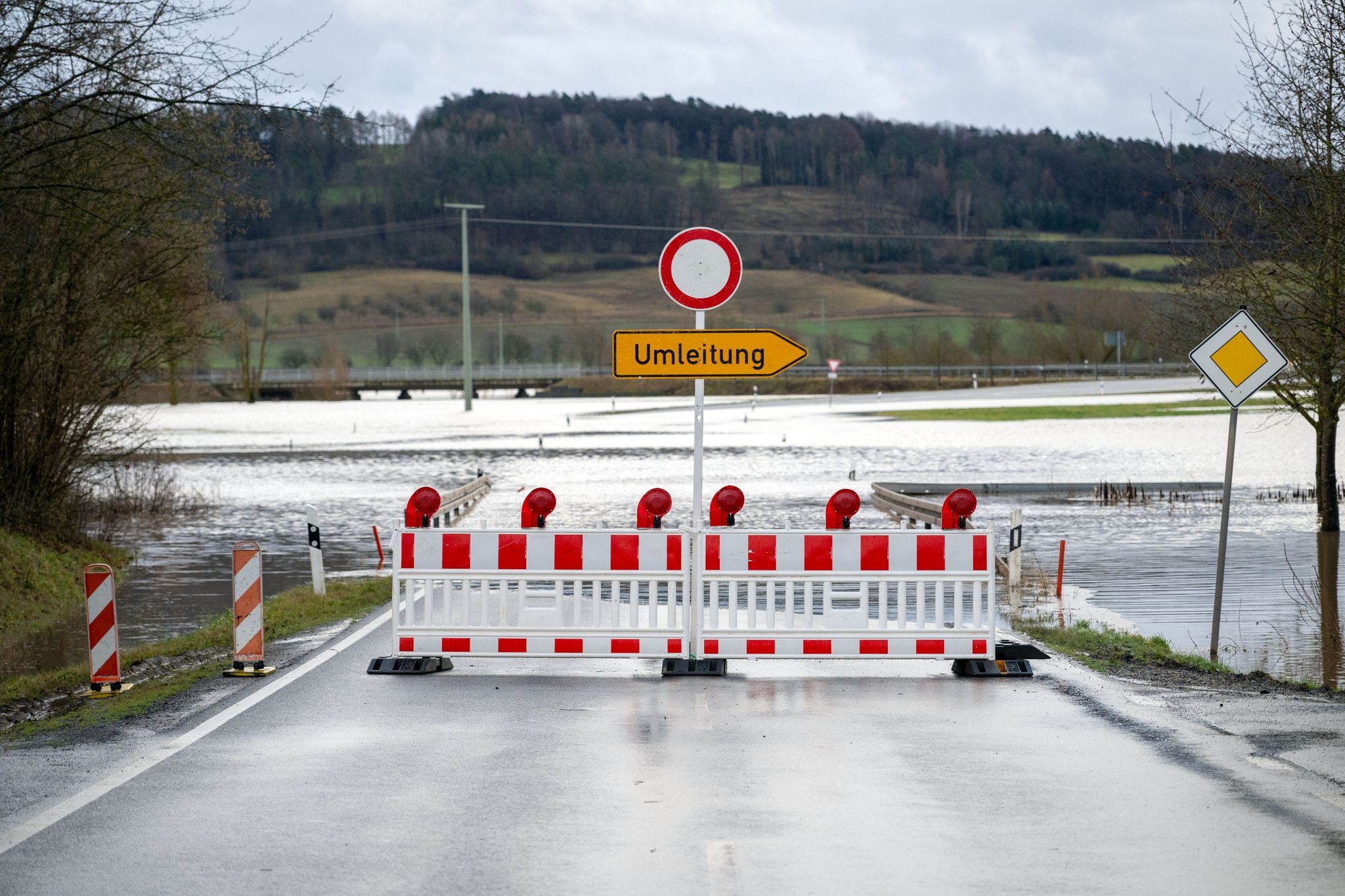 Auch der Fluss Itz führt Hochwasser. Hier eine gesperrte Straße bei Untermerzbach im Landkreis Haßberge in Bayern. Foto: Pia Bayer/dpa