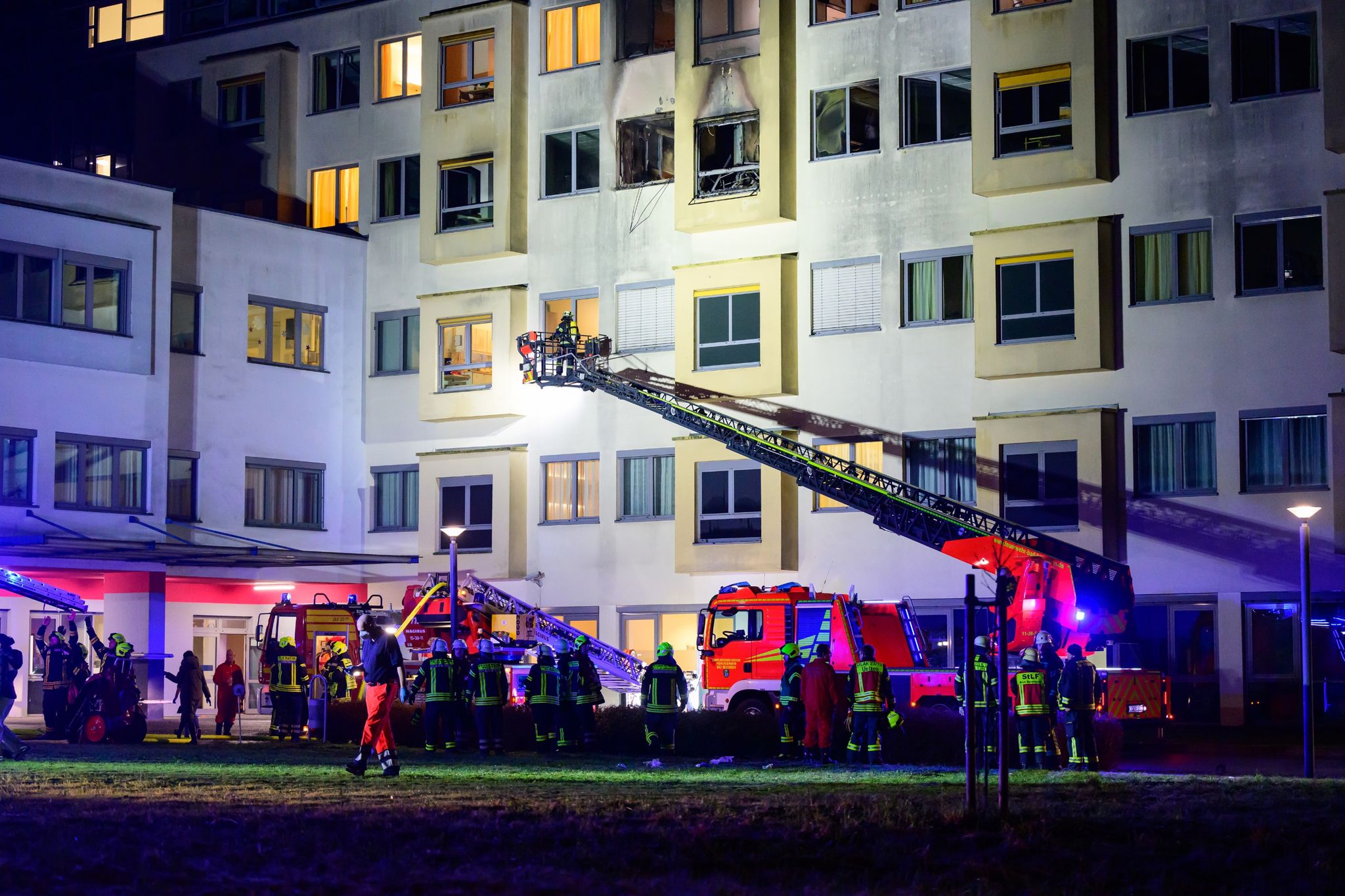 Bei einem Brand in einem Krankenhaus in der niedersächsischen Stadt Uelzen ist ein Mensch ums Leben gekommen. Foto: Philipp Schulze/dpa