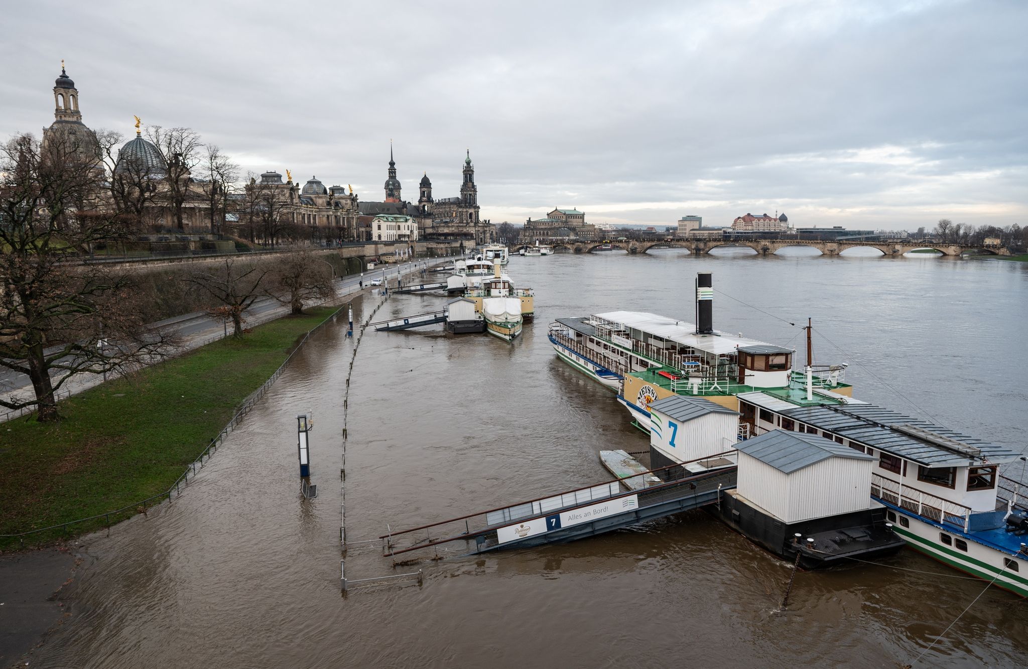 Das Terrassenufer in der Altstadt ist teilweise vom Hochwasser der Elbe überflutet und derzeit für den Verkehr gesperrt. Foto: Robert Michael/dpa