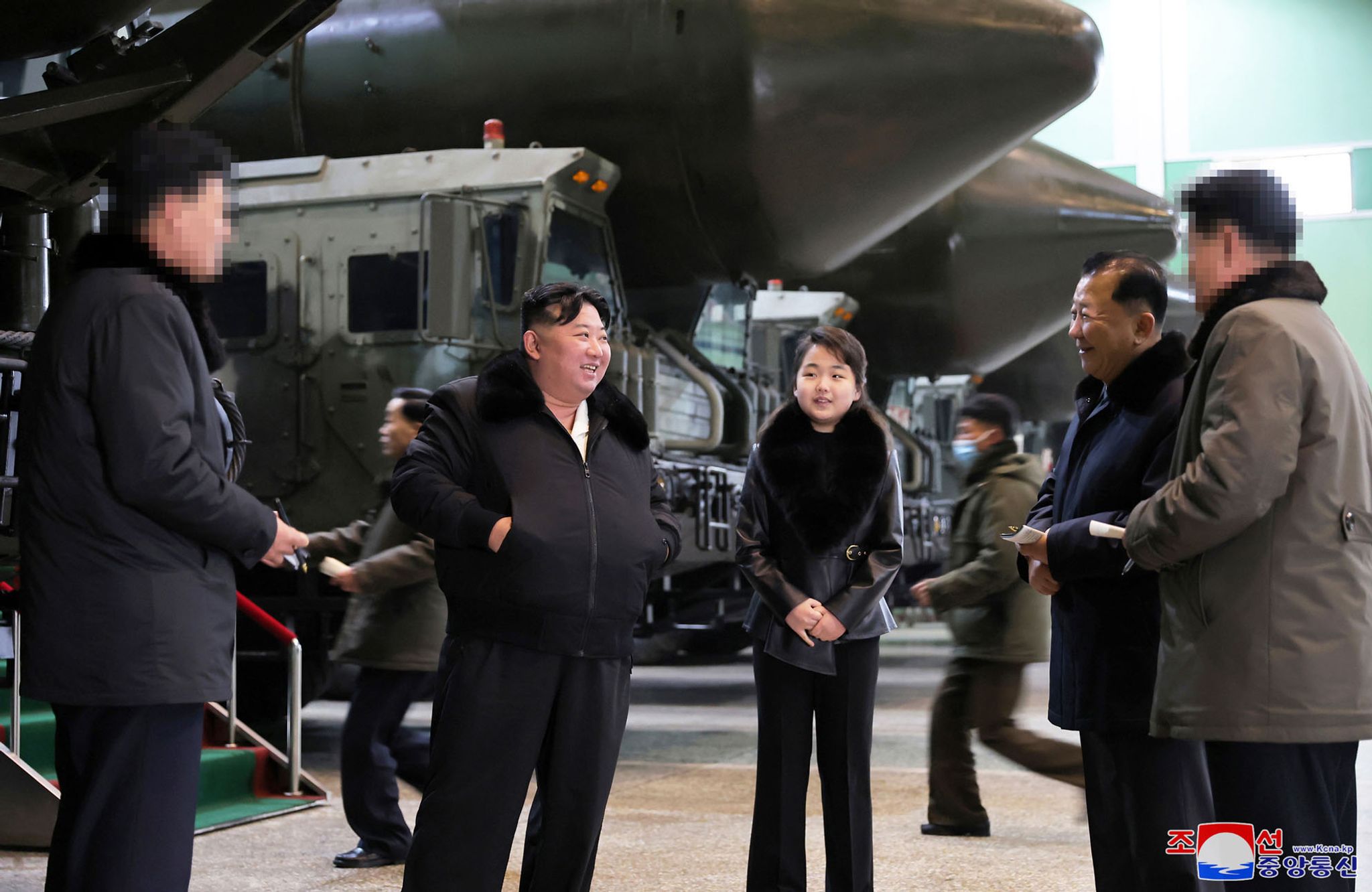Die von der staatlichen nordkoreanischen Nachrichtenagentur KCNA zur Verfügung gestellte undatierte Aufnahme soll Machthaber Kim Jong Un mit seiner Tochter beim Besuch einer Fabrik für mobile Abschussvorrichtungen für Interkontinentalraketen zeigen. Foto: Uncredited/KCNA/KNS/dpa