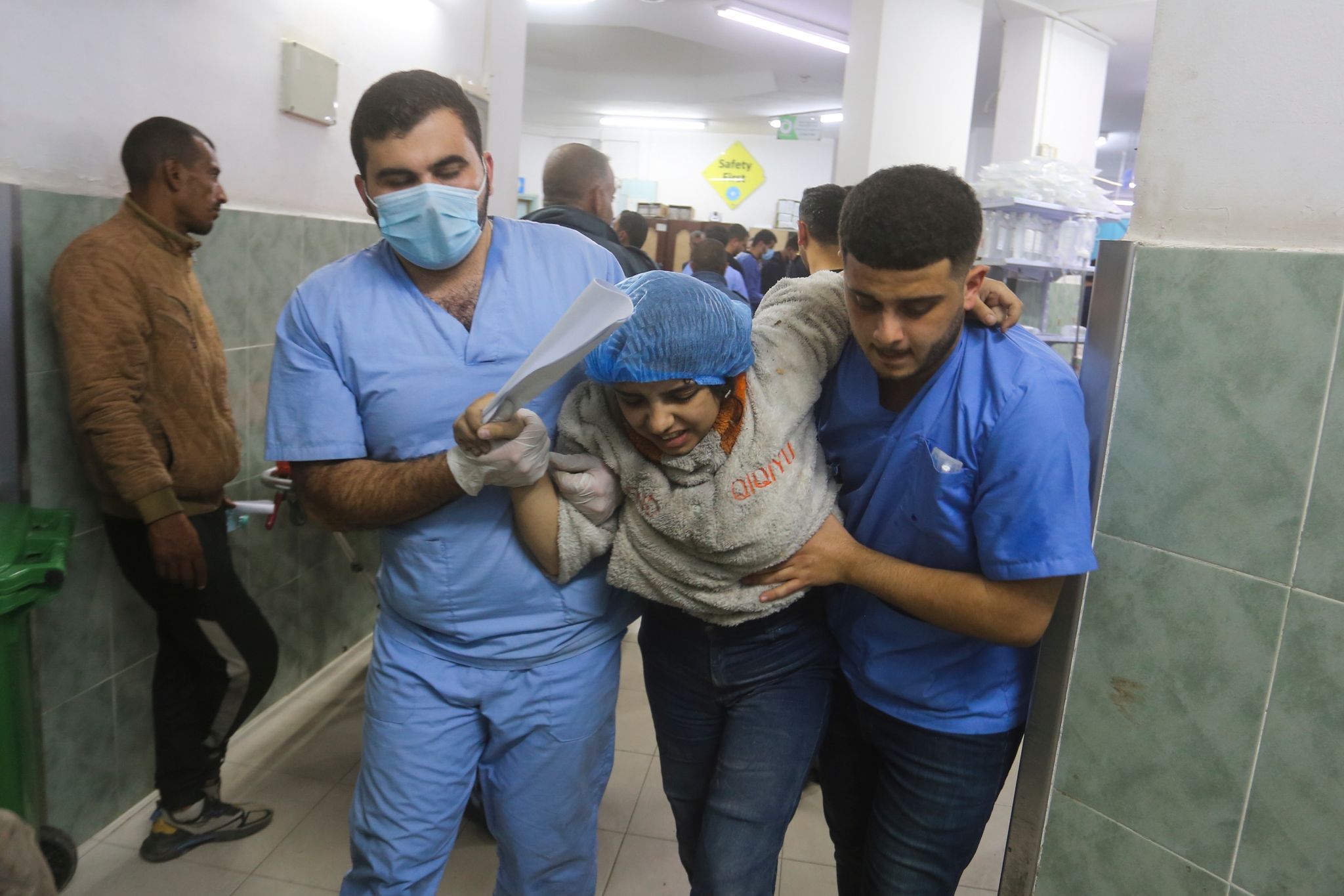 Eine Verwundete in einem Krankenhaus in Rafah (Archivbild). Laut der von der Hamas kontrollierten Gesundheitsbehörde wurden seit Kriegsbeginn am 7. Oktober mehr als 57.600 Menschen im Gazastreifen verletzt. Foto: Hatem Ali/AP/dpa