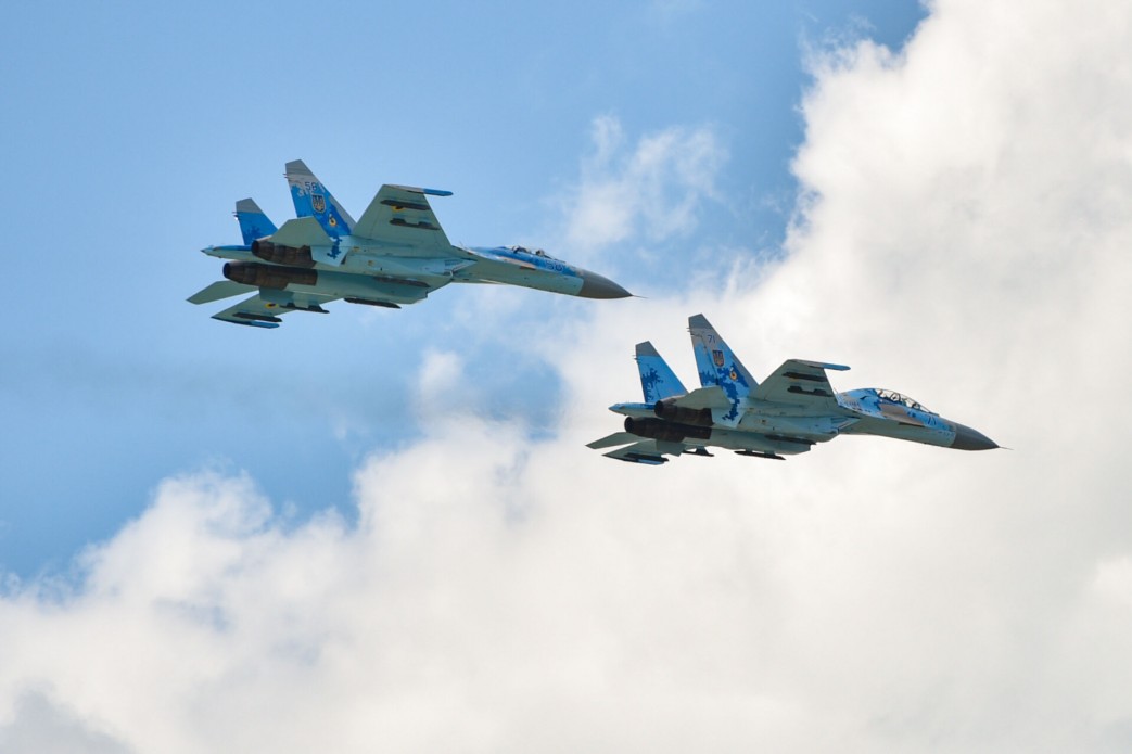 Zwei ukrainische Su-27 / Archivbild / File:Poroshenko Chuhuiv air base Su-27 pair Ukraine Air Forces.jpg by Unknown author is licensed under CC BY-SA 4.0. https://creativecommons.org/licenses/by-sa/4.0/
